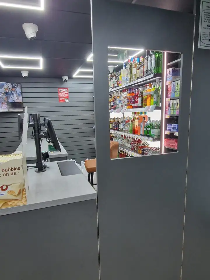 Till counter with security screen